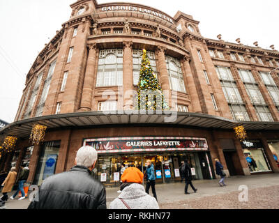 Straßburg, Frankreich - Dec 29, 2018: Weihnachten und Neujahr verzierte Fassade des Kaufhauses Galeries Lafayette im Zentrum von Straßburg mit großen Weihnachtsbaum und Fußgänger Eingabe beendet den Haupteingang Stockfoto