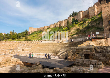 Malaga Spanien. Malaga Alcazaba. Antike römische Amphitheater mit Alcazaba im Hintergrund, Malaga, Andalusien, Spanien Stockfoto