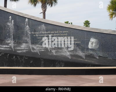 John F. Kennedy Zitat aus Granit auf dem Brunnen am Eingang des NASA Space Center Cape Canaveral - Florida - USA geschrieben Stockfoto