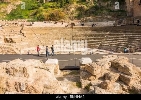 Malaga Spanien. Malaga Alcazaba. Antike römische Amphitheater mit Alcazaba im Hintergrund, Malaga, Andalusien, Spanien Stockfoto