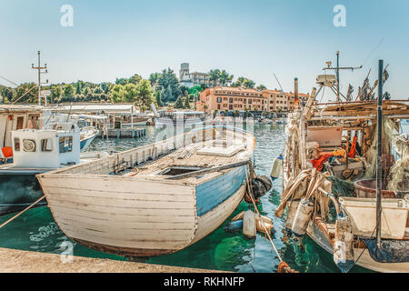 Ein altes Fischerboot ist bereit, auf die See zum Angeln zu gehen. Das Kontingent für den Fang von Fischen. Kleine Unternehmen. Stockfoto