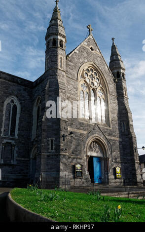 Römisch-katholische Kirche von der Heiligen Familie (erbaut 1876). Auffällig an der Ecke von Kildare Street und Saint Joseph's Road, Stoneybatter, Dublin. Stockfoto