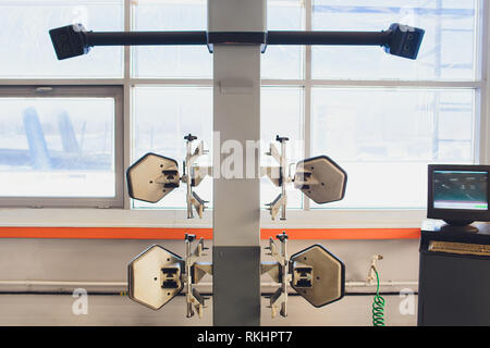 Ein Auto auf dem Auto Lenkrad Balancer und kalibrieren Sie mit Laser Reflektor befestigen Sie auf jedem Reifen Center fahren Sie in der Garage einstellen. Stockfoto