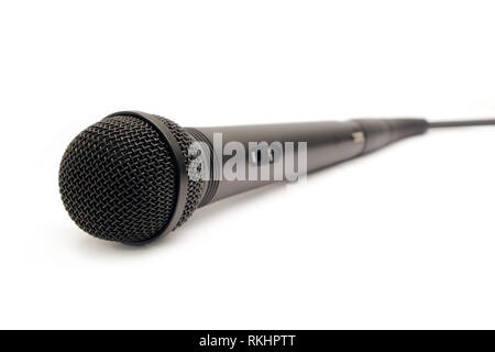 Lange schwarze Studio Mikrofon mit auf die Schaltfläche auf Körper und Kabel auf weißem Hintergrund Seitenansicht closeup isoliert Stockfoto