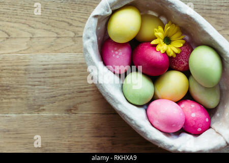 Blumen und Ostereier auf Tabelle Stockfoto