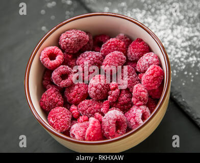 Schale mit frischem gefrorene Himbeeren Obst, Nahaufnahme der Ansicht von oben Stockfoto