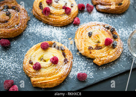 Gebäck Brötchen mit Vanille und Himbeeren, Puderzucker auf der Oberseite, lecker lecker Gebäck Brötchen frisch gebackene Stockfoto