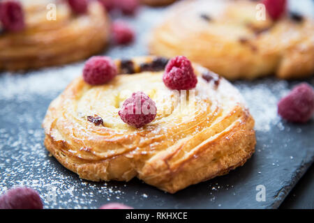 Gebäck Brötchen mit Vanilleeis und Himbeeren closeup, podered Zucker auf, lecker lecker Gebäck Brötchen frisch gebackene Stockfoto