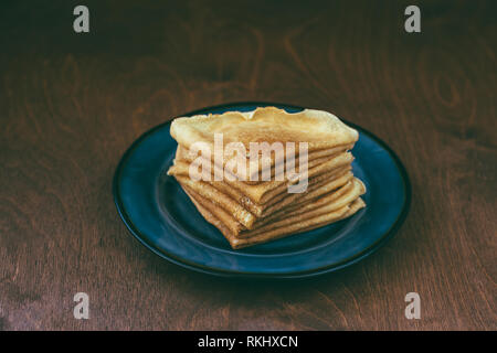 Sauce in der Nähe von Stapel Blini Stockfoto
