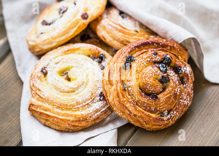 Gebäck Brötchen mit Rosinen und Puderzucker auf der Oberseite, lecker lecker Gebäck Brötchen frisch gebackene Stockfoto