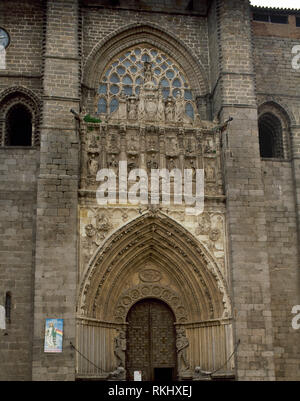 Spanien, Kastilien und Leon, Avila. Dom St. Salvador. Katholische Kirche. Der Bau wurde im 12. Jahrhundert im romanischen Stil begonnen und im 14. Jahrhundert im gotischen Stil abgeschlossen. Die westliche Fassade, Türöffnung. Stockfoto