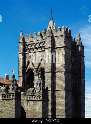 Spanien, Kastilien und Leon, Avila. Dom St. Salvador. Katholische Kirche. Der Bau wurde im 12. Jahrhundert im romanischen Stil begonnen und im 14. Jahrhundert im gotischen Stil abgeschlossen. Architektonisches detail. Glockenturm. Stockfoto