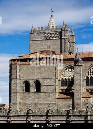 Spanien, Kastilien und Leon, Avila. Dom St. Salvador. Katholische Kirche. Es wurde im 12. Jahrhundert im romanischen Stil begonnen und im 14. Jahrhundert im gotischen Stil abgeschlossen. Architektonische Detail der Fassade. Stockfoto