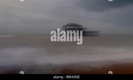 Lange Belichtung Foto von den Ruinen von West Pier, Brighton UK an einem kalten, stürmischen Winter. Stockfoto