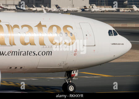 Eine Emirates Airbus330-200 tasing Für take-off am Internationalen Flughafen Dubai, Vereinigte Arabische Emirate (UAE) Stockfoto
