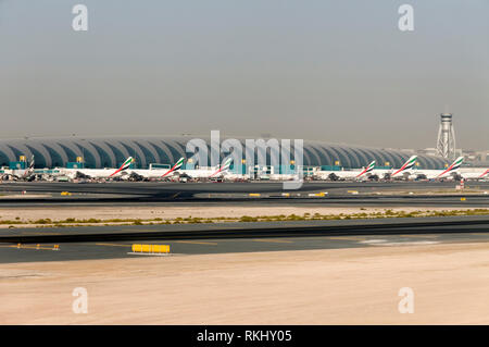 Der internationale Flughafen von Dubai und Control Tower in Dubai, Vereinigte Arabische Emirate (VAE) Stockfoto