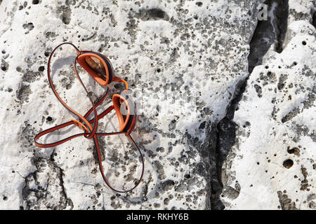 Schwimmen Brille auf einem Felsen Felsen, Ansicht schließen Stockfoto