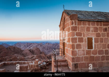 Chirch auf dem Gipfel des Berges und Mose in der Wüste Sinai Ägypten in der Morgendämmerung Stockfoto