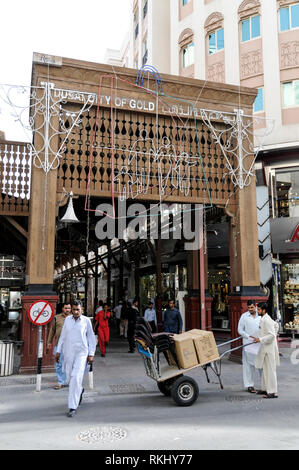 Eine der wichtigsten Holz- struktur Zugänge der Dubai Gold Soukin im Stadtteil Deira in Dubai in den Vereinigten Arabischen Emiraten (VAE). Der Gold Souk Stockfoto