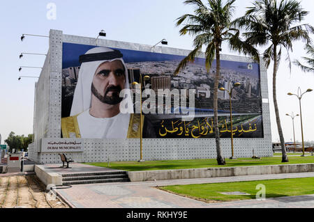 Ein großes Porträt Poster der Herrscher des Herrschers von Dubai, Scheich Mohammed Bin Rashid Al Maktoum an ein Board in der Nähe des Dubai Creek in Dubai, Vereinigte A Stockfoto