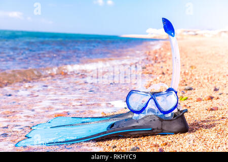 Maske und Flossen. Schnorchelausrüstung und blauen tropischen Resort Sea Stockfoto