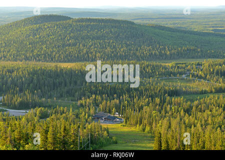 Nördlichen Natur auf Sommerabend. Wälder und Hügel im finnischen Lappland Stockfoto