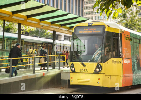 2. November 2018: Manchester, UK-Metrolink gelben Straßenbahn in St. Peter's Square, an der Straßenbahnhaltestelle. Stockfoto
