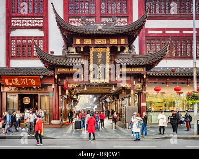 29. November 2018: Shanghai, China - Tor zur Altstadt Einkaufsmöglichkeiten, eine große Sehenswürdigkeit. Stockfoto