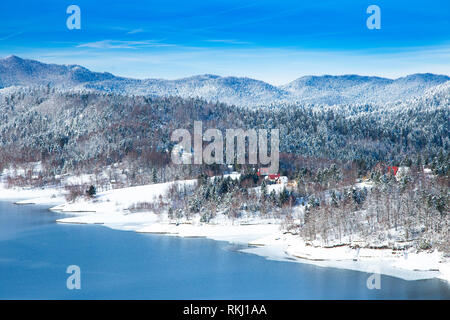 Schönen winter Panoramablick auf die Landschaft, in den Bergen, lokvarsko See in Kroatien, das Holz unter dem Schnee im Gorski kotar und Risnjak Berg im Hintergrund Stockfoto