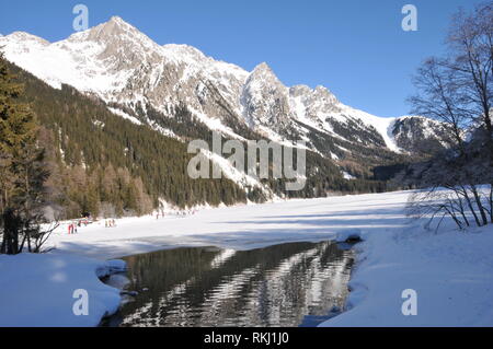 Berge im Schnee mit See, in der die Berge spiegeln Stockfoto