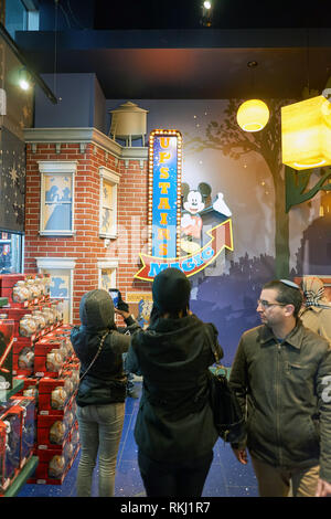 NEW YORK - ca. März 2016: Innerhalb des Times Square Disney Store. Disney Store ist eine internationale Kette von Fachgeschäften Verkauf nur Disney rela Stockfoto