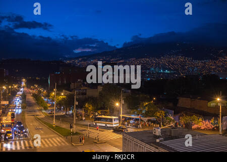 Medellin, Antioquia, Kolumbien: Blick auf die Stadt bei Nacht. Stockfoto