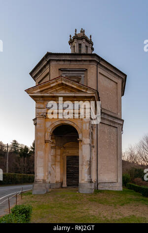 Blick auf eine achteckige Baptisterium am Lago Maggiore bei Sonnenuntergang Stockfoto