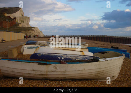 White Cliffs von Seaford im Hintergrund, Fischerboote im Vordergrund auf den Strand von Seaford. Stockfoto