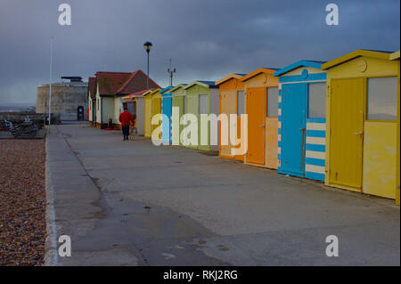 Reihe von bunten Badekabinen am Strand von Seaford, Vereinigtes Königreich. Stockfoto