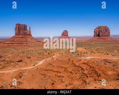 Panoramablick auf Monument Valley, Utah, USA während eines heißen sonnigen Tages mit Blick auf West Mitten Butte, East Mitten Butte und Merrick Butte Stockfoto