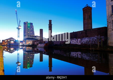 Reflections of Tower Works & Bridgewater Place im Stadtzentrum von Leeds neben Leeds und Liverpool Canal Stockfoto
