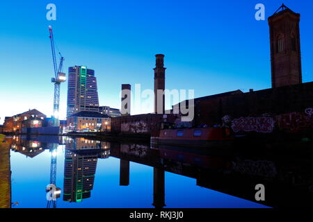 Reflections of Tower Works & Bridgewater Place im Stadtzentrum von Leeds neben Leeds und Liverpool Canal Stockfoto