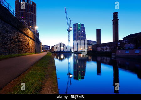 Reflections of Bridgewater Place skysaper & viktorianischen Türmen von Holbeck Urban Village Stockfoto