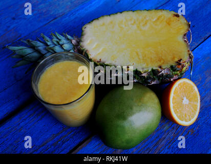 Auf dem Tisch ist ein Glas. In ein Glas frische Ananas Smoothies zusätzlich mit Limettensaft. Stockfoto