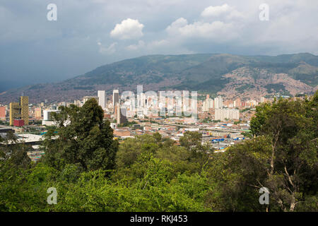 Medellin, Antioquia, Kolumbien: Überblick über die Innenstadt von Cerro Nutibara. Stockfoto