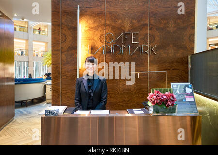 Hongkong - ca. Januar 2016: indoor Porträt eines Angestellten im Cafe Sehenswürdigkeiten im Landmark Shopping Mall. Das Wahrzeichen der Stadt ist eine der ältesten und am meisten Stockfoto