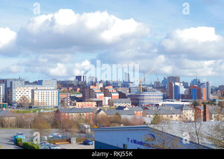 Blick in Richtung Kirkstall Road & Leeds Stadt von einem Boom Lift, der einen erhöhten Blick auf die Stadt gibt. Stockfoto