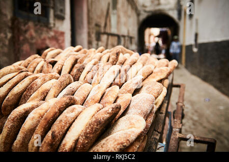 Frisch gebackene traditionelle marokkanische Brot bekannt als khobez khubz khobz, oder zum Verkauf auf einem Wagen in der Medina von Essaouira, Marokko. Stockfoto