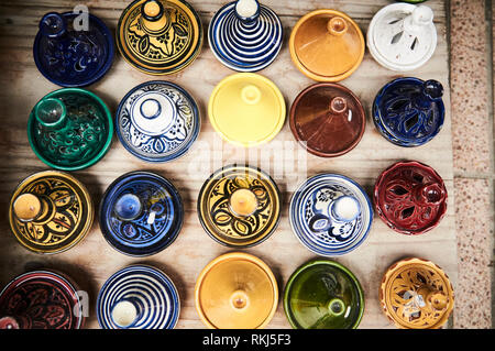 Miniatur handbemalt und Handgefertigt tagines in Essaouira Medina Souk. Stockfoto