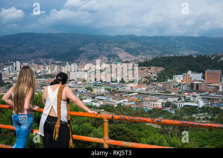 Medellin, Antioquia, Kolumbien: Überblick über die Innenstadt von Cerro Nutibara. Stockfoto