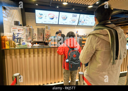 Hongkong - ca. Januar 2016: inside Yoshinoya Restaurant. Yoshinoya ist ein japanisches Schnellrestaurant Kette. Stockfoto