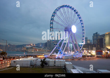 Hongkong - ca. Januar 2016: Riesenrad in Hongkong in der Dämmerung. Die Hong Kong Riesenrad ist in Central, Hong Kong. Stockfoto