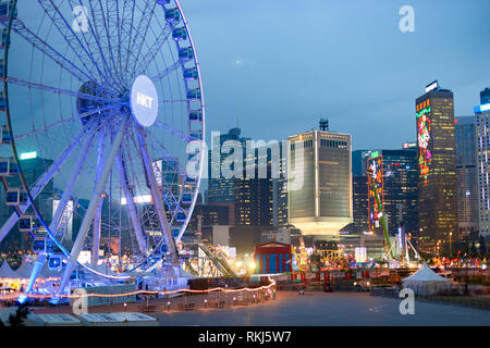 Hongkong - ca. Januar 2016: Riesenrad in Hongkong in der Dämmerung. Die Hong Kong Riesenrad ist in Central, Hong Kong. Stockfoto