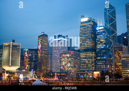 Hongkong - ca. Januar 2016: Aussicht auf Hong Kong bei Dämmerung. Hong Kong ist ein autonomes Gebiet an der südlichen Küste von China am Pearl River. Stockfoto